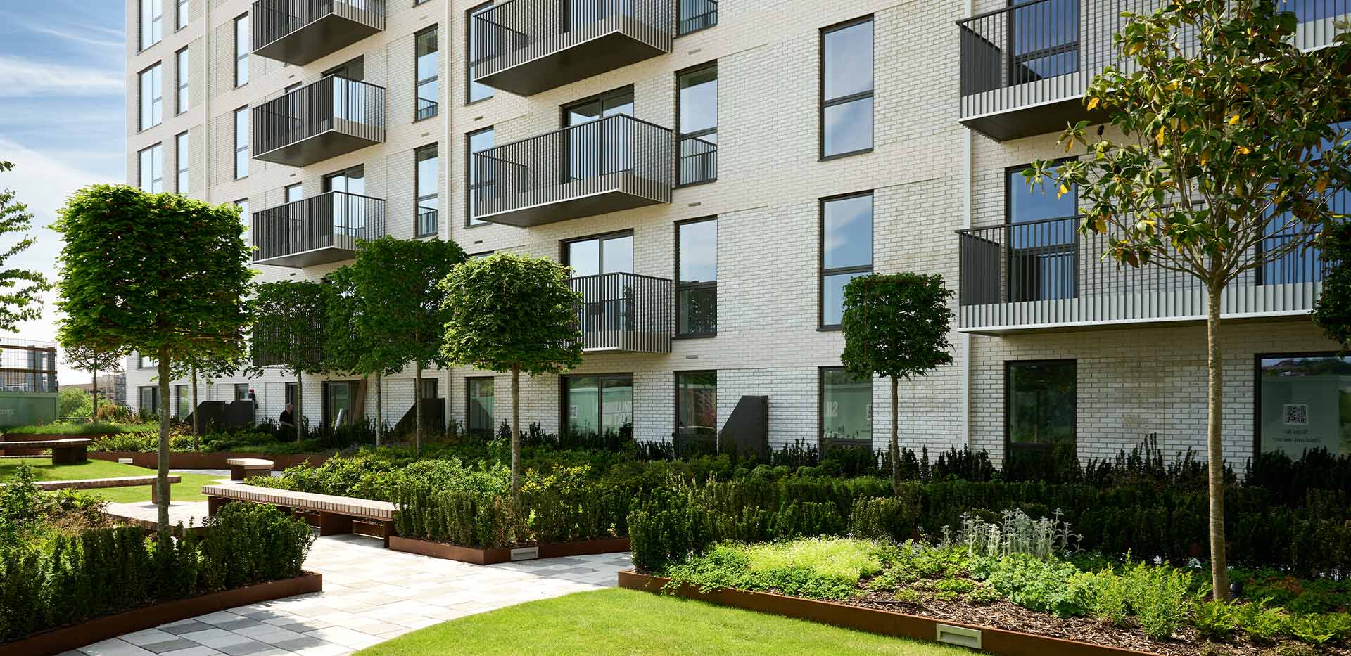 St George, Silkstream, Exterior