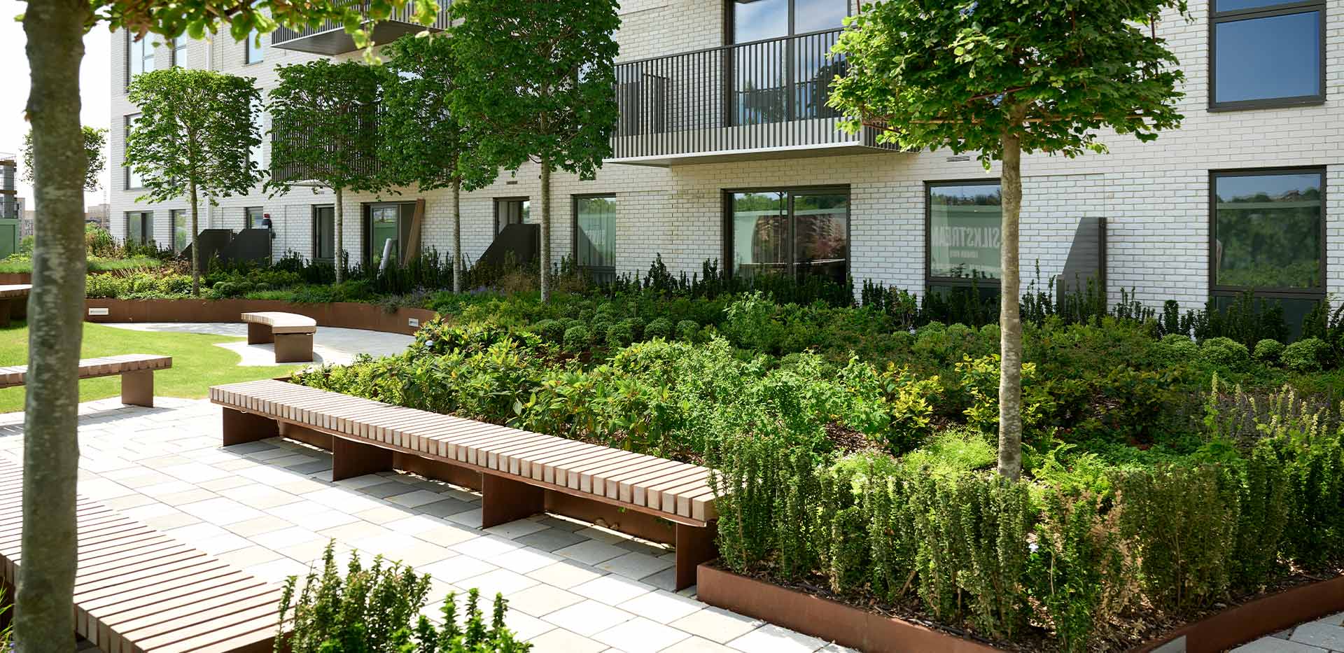 St George, Silkstream, Exterior