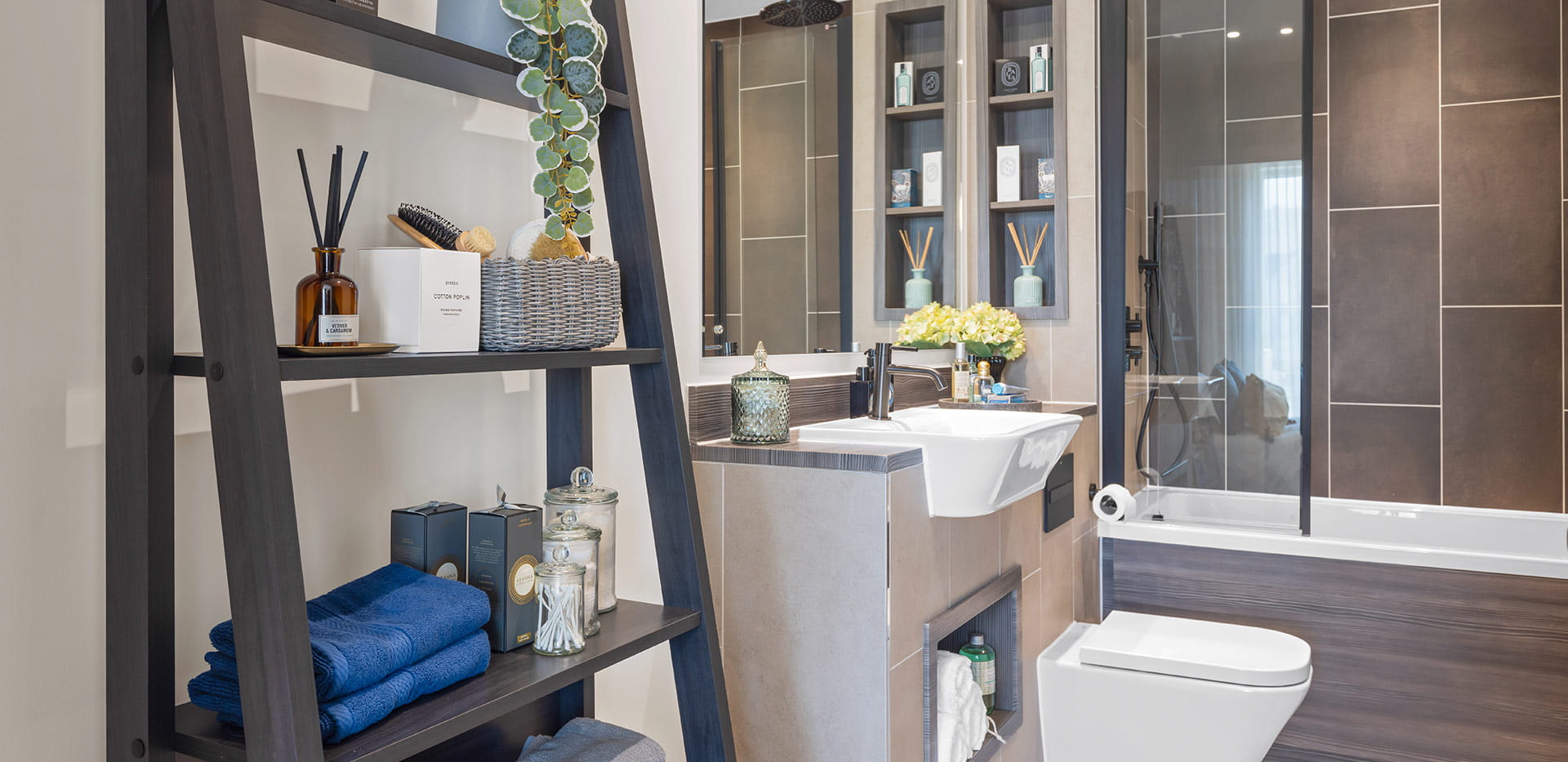 Bahroom with brown tile and oak coloured decor