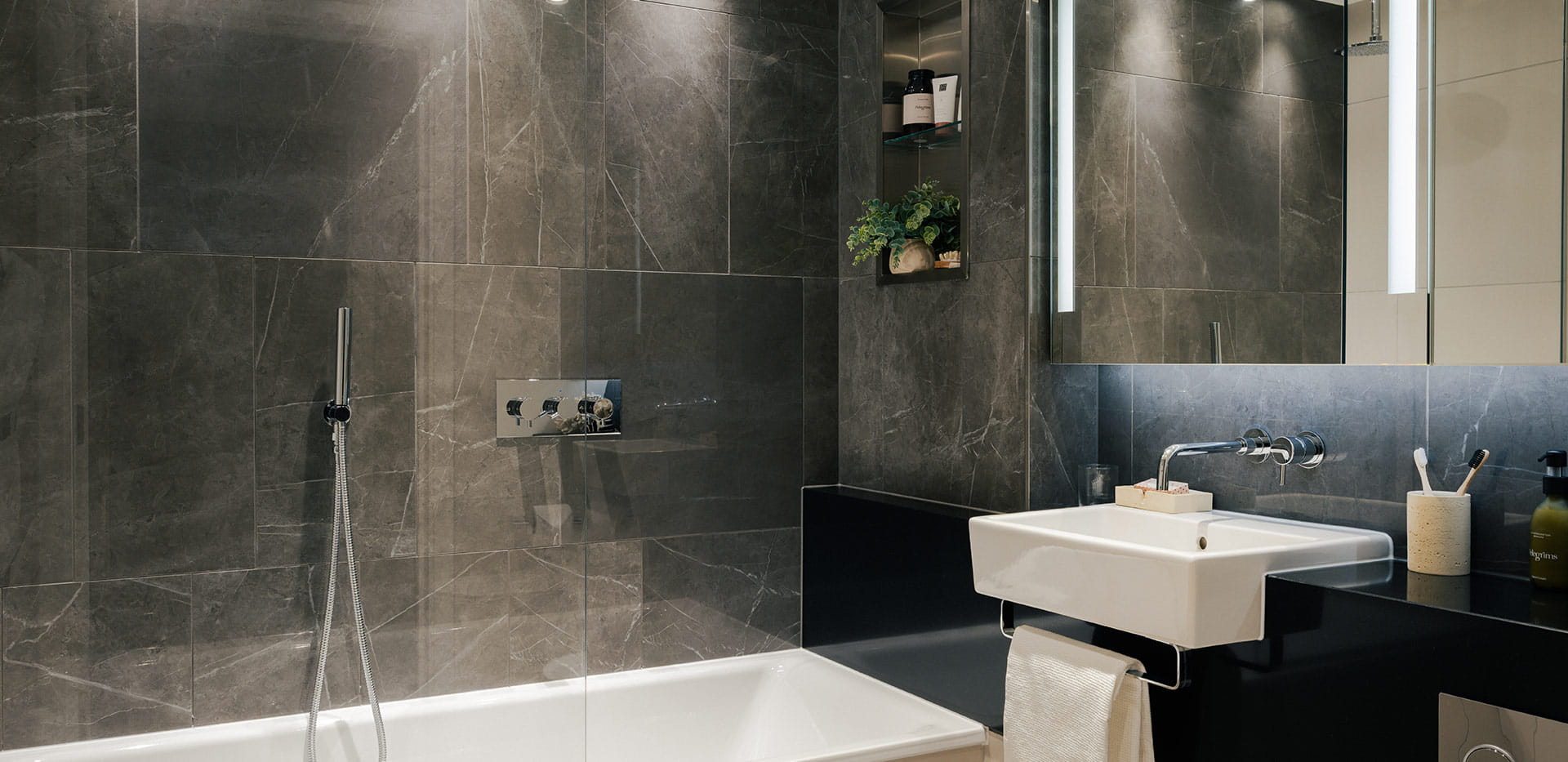 South Quay Plaza - Showhome bathroom with a dark design
