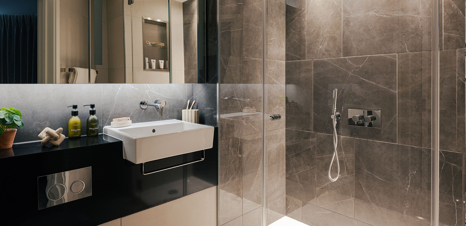 South Quay Plaza - Showhome bathroom with a dark design