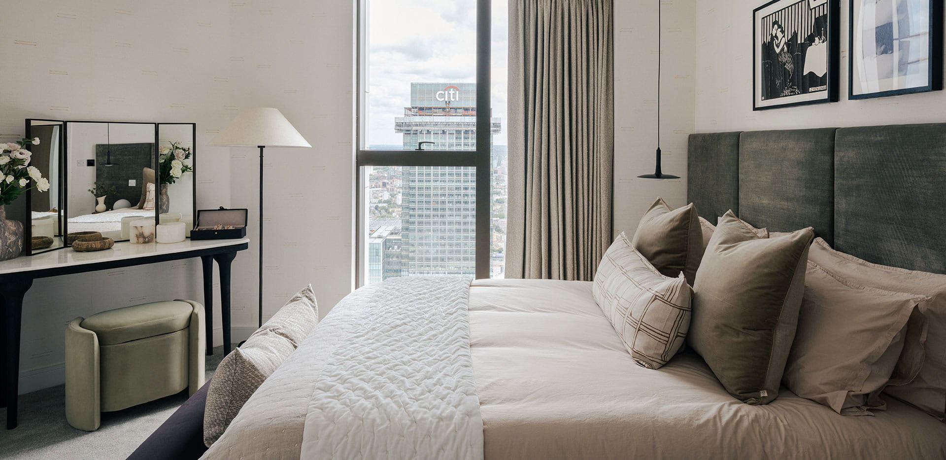 South Quay Plaza - Light and spacious bedroom overlooking the development