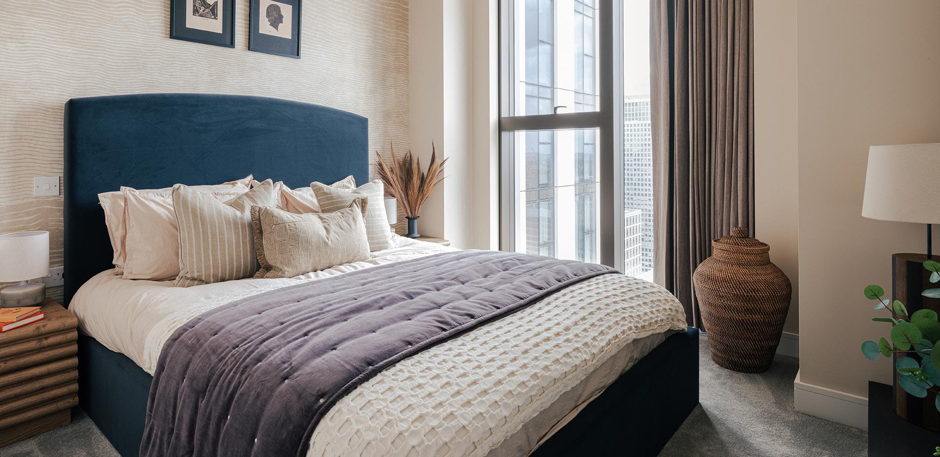 South Quay Plaza - Light and spacious bedroom