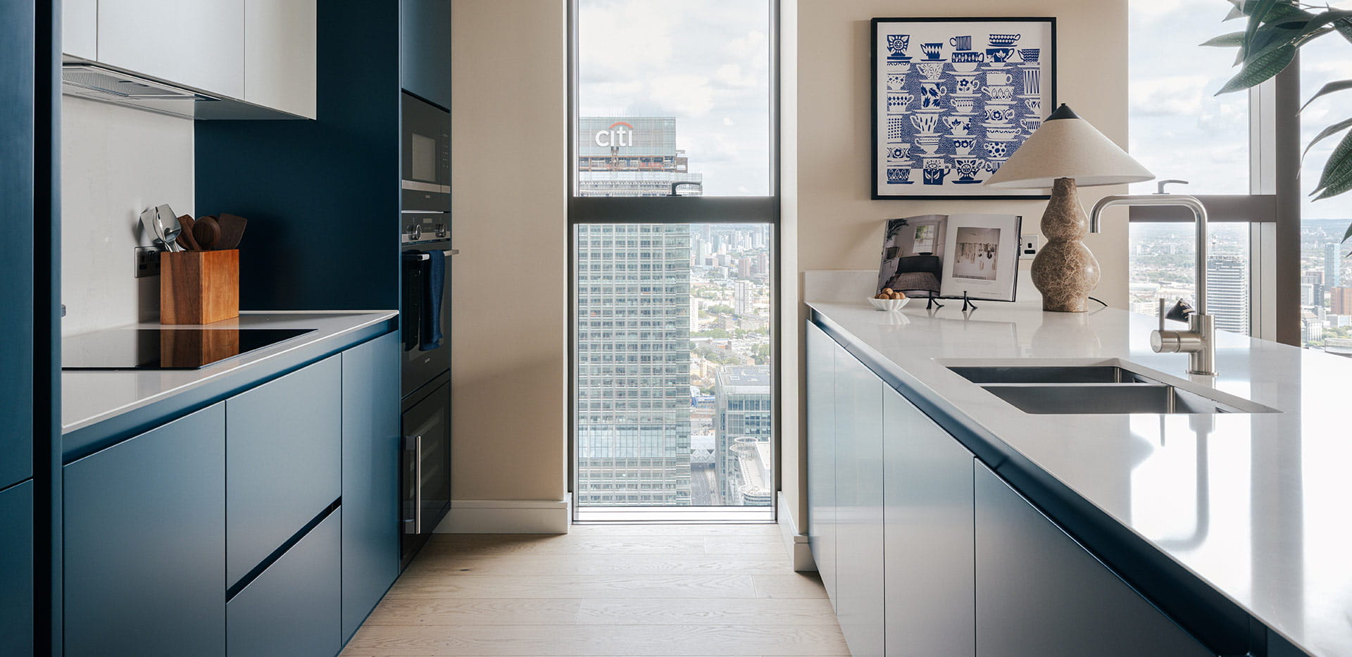 South Quay Plaza - Spacious kitchen with beautiful city views