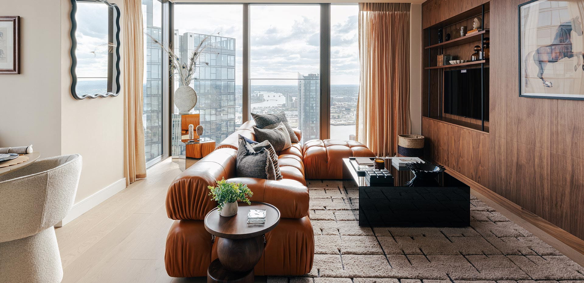 South Quay Plaza - Spacious living area with city views