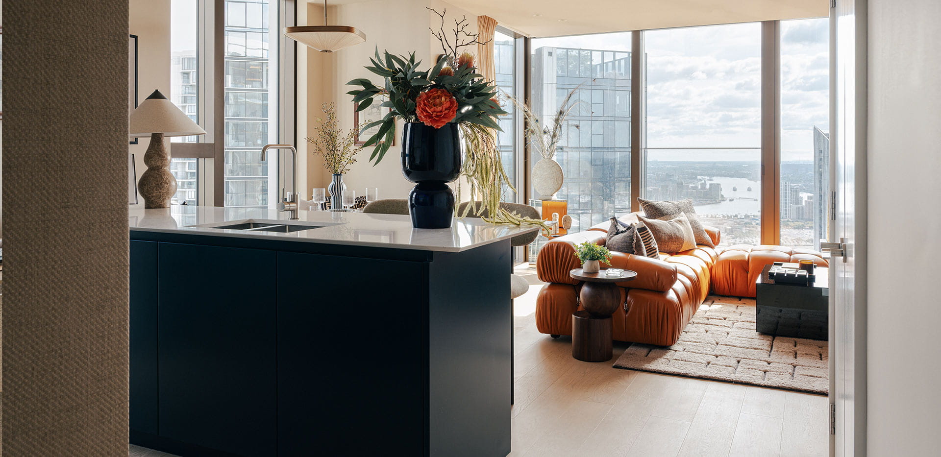 South Quay Plaza - Spacious living area with city views