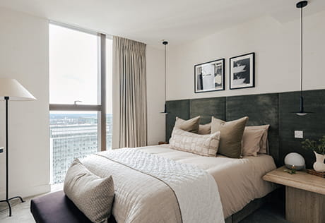 South Quay Plaza, showhome, spacious bedroom with incredible city views