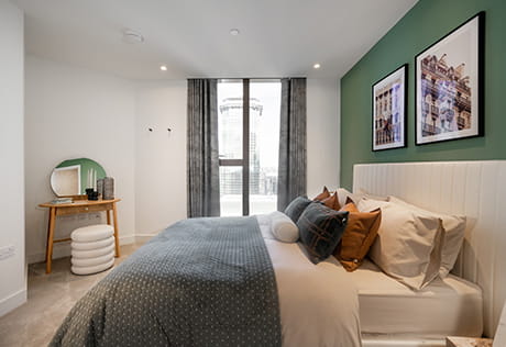 South Quay Plaza, showhome, spacious bedroom with stunning city views