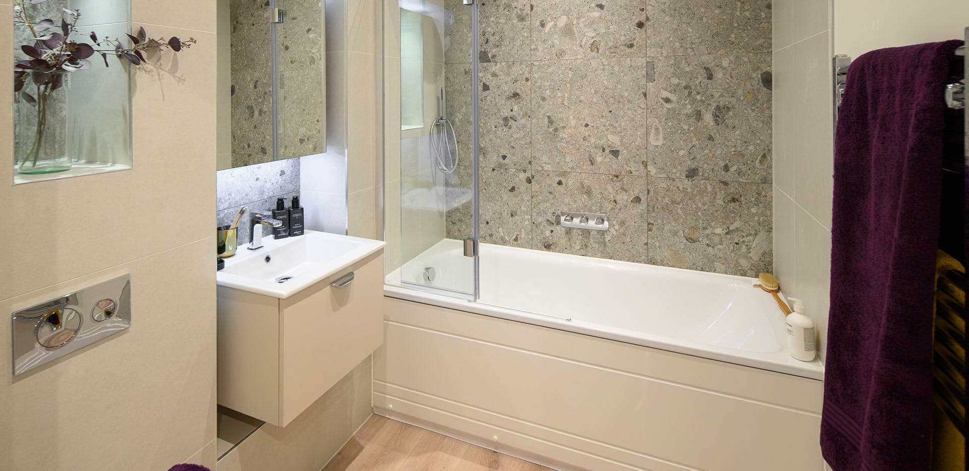 Spring Hill - 1 Bedroom Show Apartment bathroom