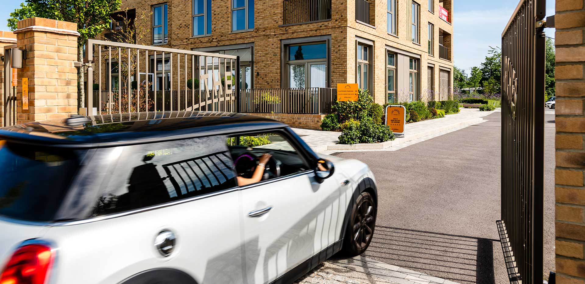 St William, The Arches, Exterior