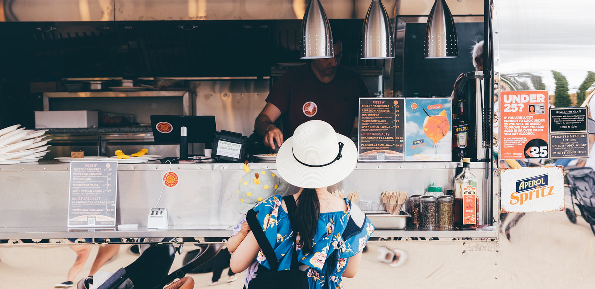 A diner ordering food at a food stall 