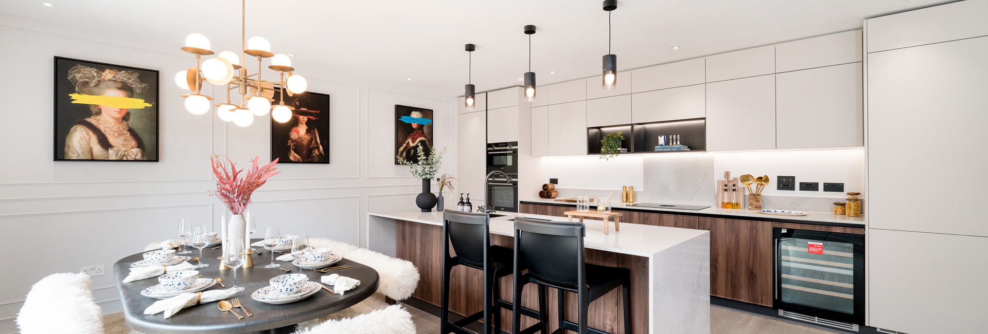 Kitchen with breakfast island and dining table