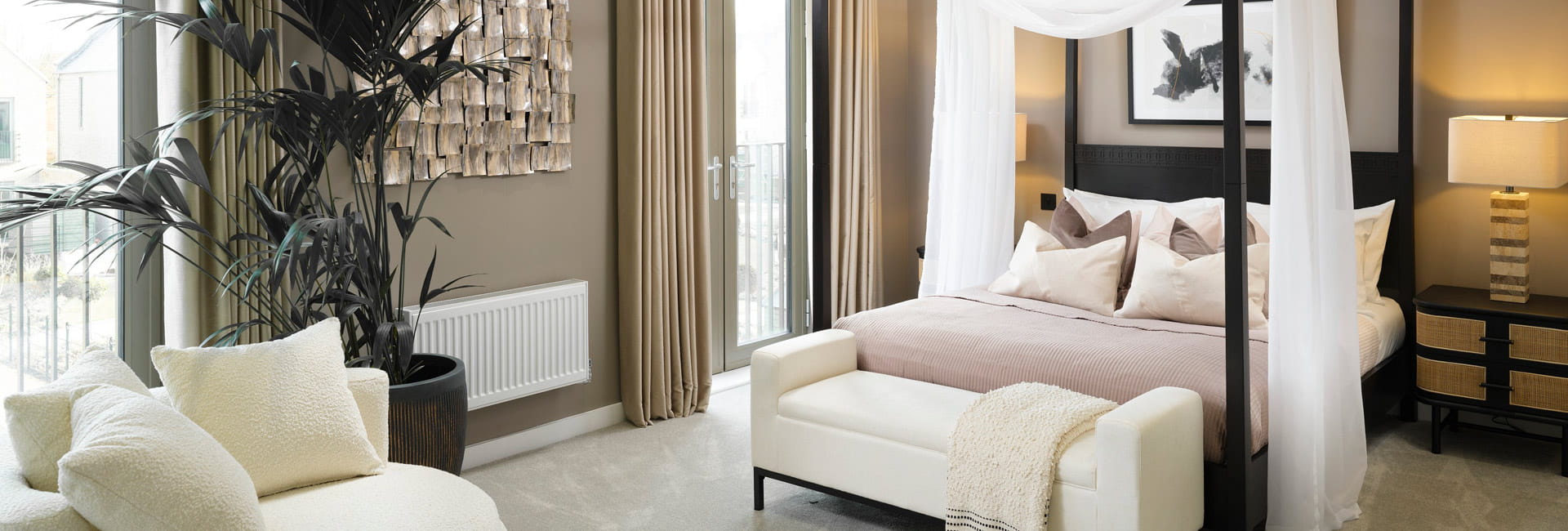 4 poster bed, modern decorated bedroom