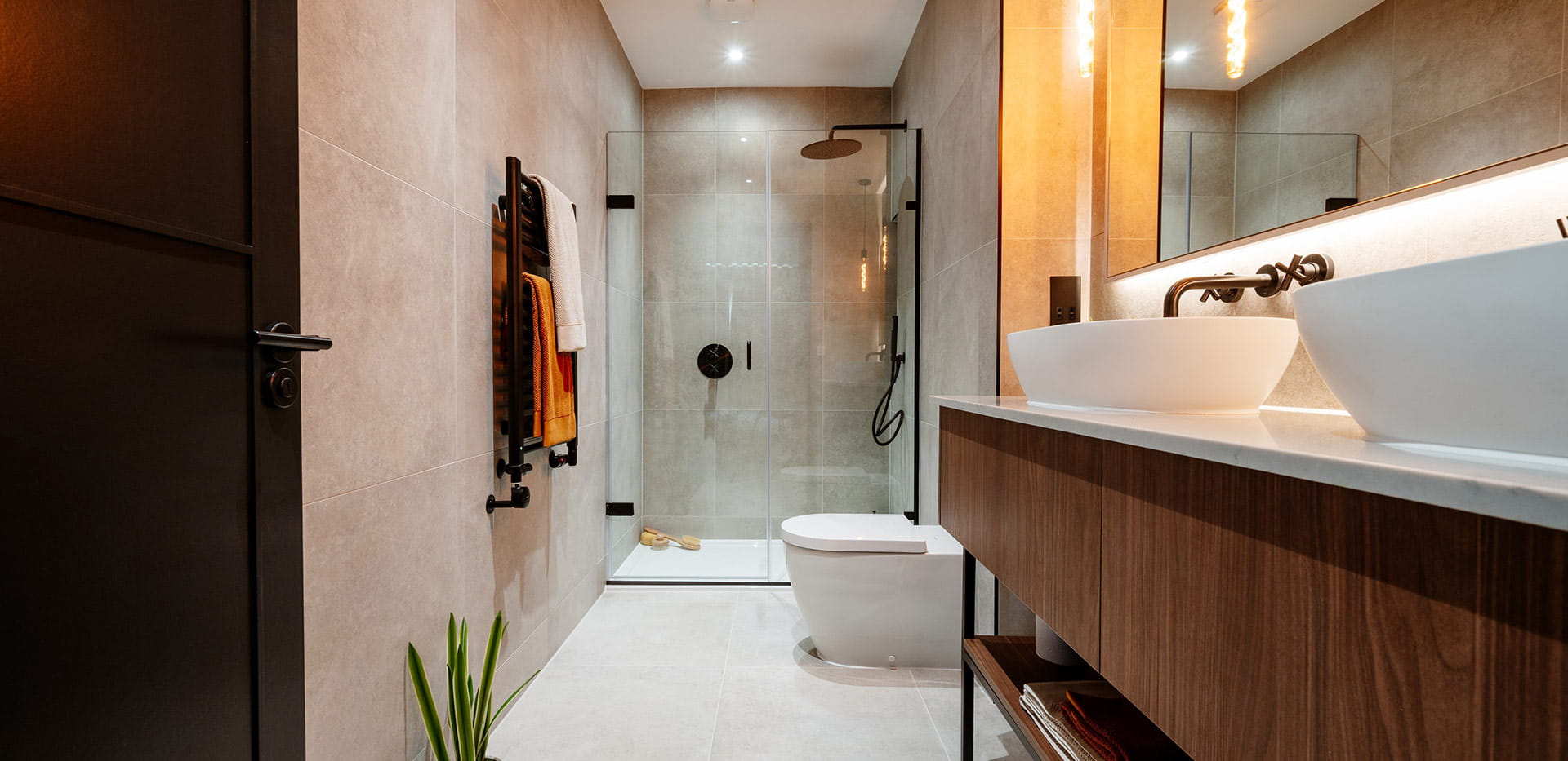 The Walled Gardens spacious bathroom