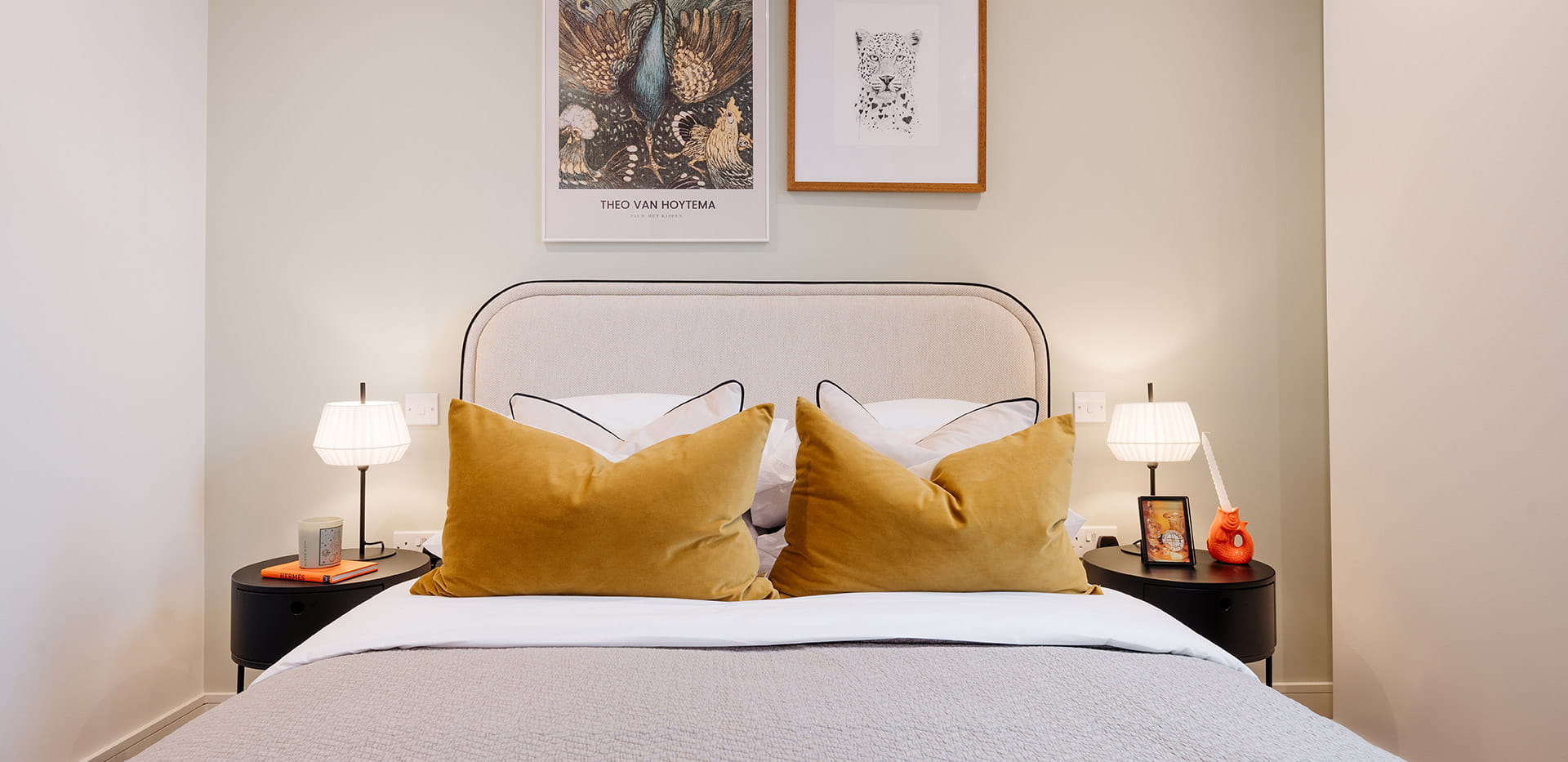 Double bedroom with a light design