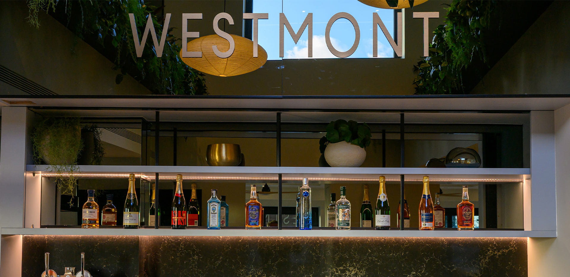 An image of the Bar at Westmont Club