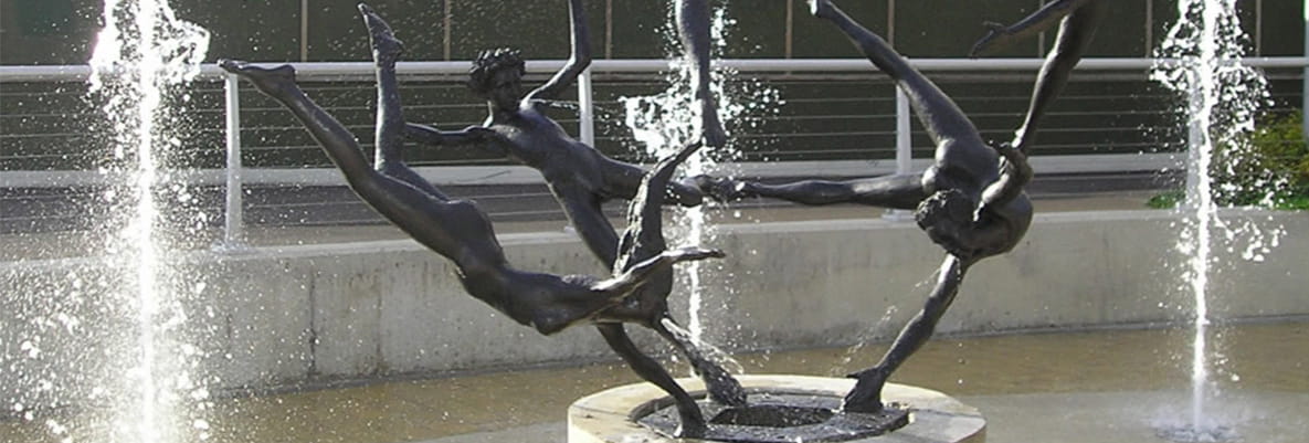 An image of the Five Swimmers sculpture